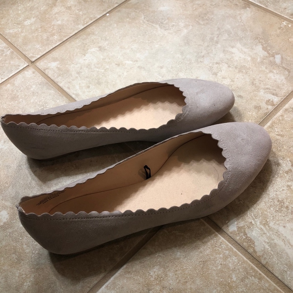 Scalloped suede flats light grey women’s 7.5 (38)